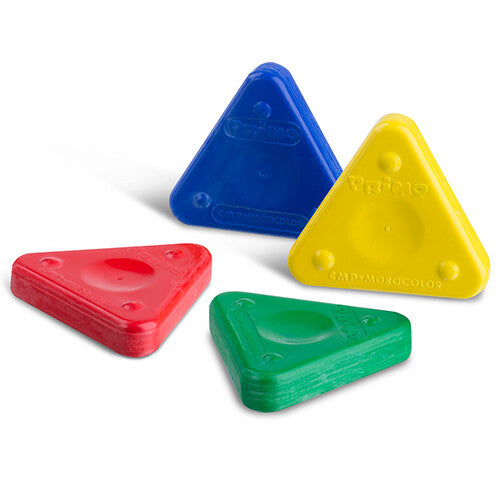 Vier Primo driehoekige waskrijtjes in de kleuren blauw, geel, rood en groen.