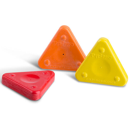 Drie Primo driehoekige waskrijtjes in de kleuren rood, oranje en geel.