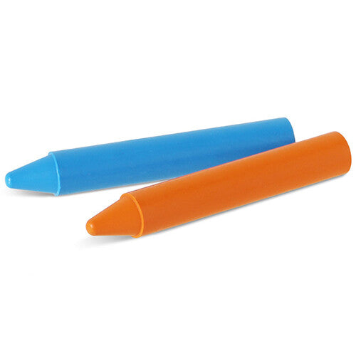 Twee losse jumbo waskrijtjes, een blauwe en een oranje.