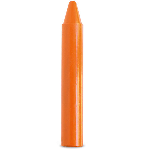 Een enkel oranje jumbo waskrijtje staat rechtop.