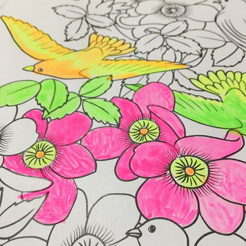 Een ingekleurde tekening van bloemen en een vogel, met heldere kleuren.