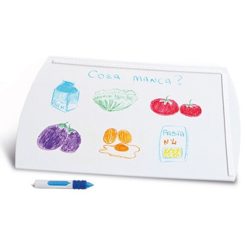 Een wit whiteboard met kleurrijke tekeningen van etenswaren, gemaakt met de waskrijtjes, en een blauw krijtje ervoor.