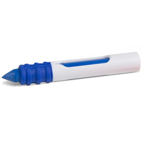 Schuine close-up van één Primo blauw whiteboard waskrijtje met witte houder.