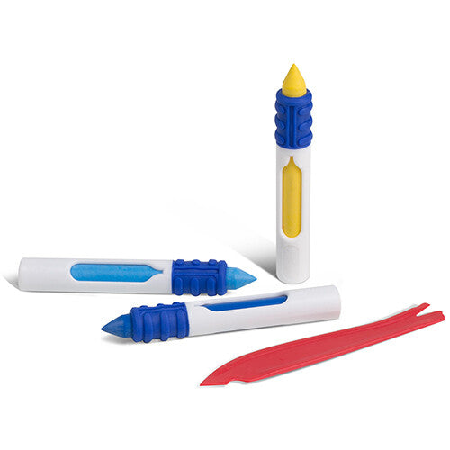 Drie Primo whiteboard waskrijtjes in blauw en geel, samen met een rood plastic gereedschap.
