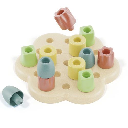 Het Quercetti Playbio sorteerspel met een beige bloemvormige basis en kleurrijke chunky peggs, waarvan sommige gestapeld zijn en één valt.