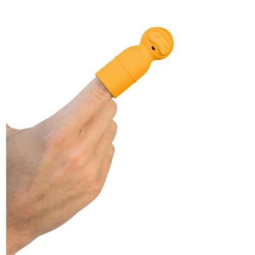 Een oranje Quut badspeelgoed figuur als vingerpopje op een vinger.