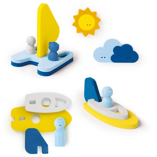 Quut badpuzzel zeilboot set met losse en samengestelde onderdelen van de boten, zon en wolken.
