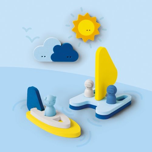 Quut badfiguren zeilboot set met twee boten, twee poppetjes, een zon en twee wolken op een blauwe achtergrond.