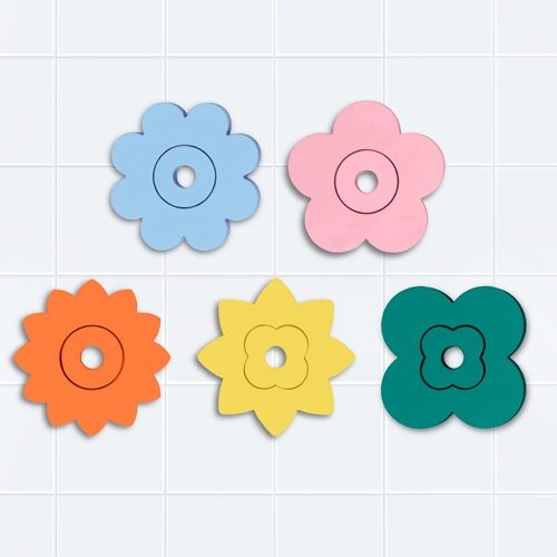Quut badpuzzel met vijf kleurrijke schuimrubberen bloemvormen.