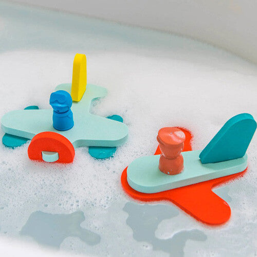 Twee quut schuimvliegtuigen badpuzzels drijven in het bubbelbad.