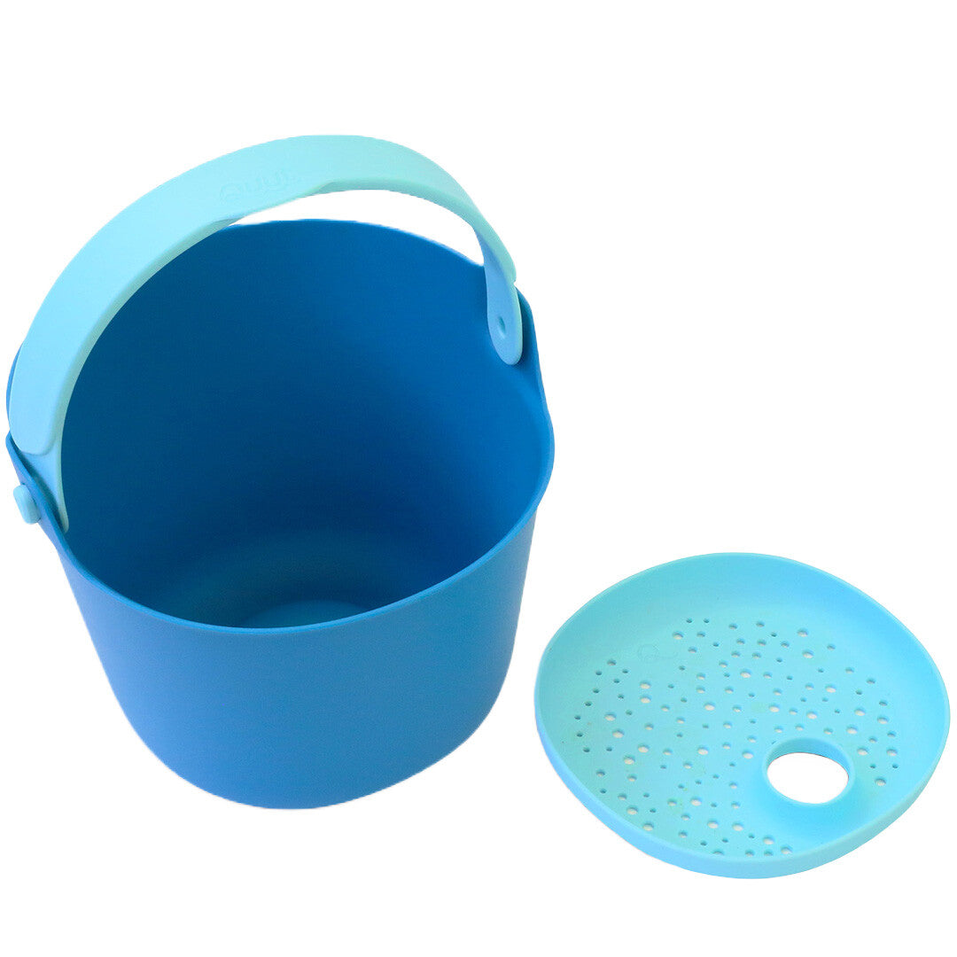 Quut blauwe emmer met lichtblauwe handgreep en losse zeef.