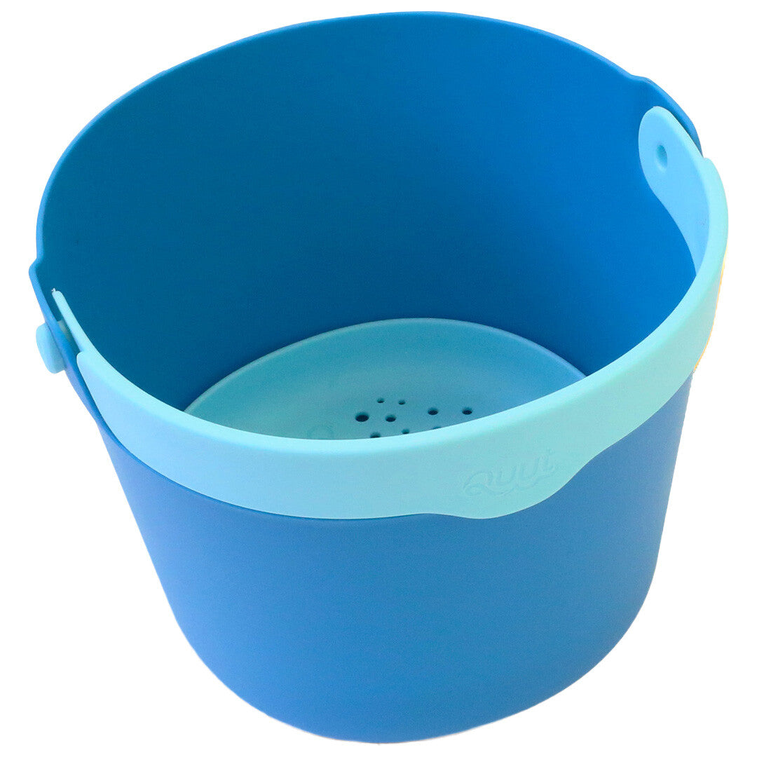 Quut blauwe emmer met de lichtblauwe zeef erin geplaatst.