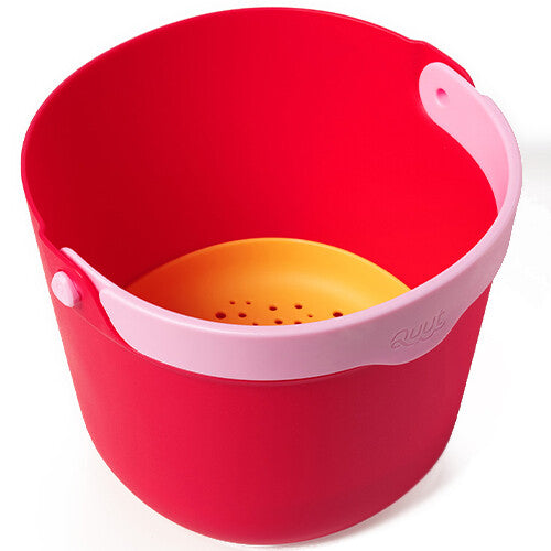 Quut rode strandemmer met roze handvat en gele zeef erin.
