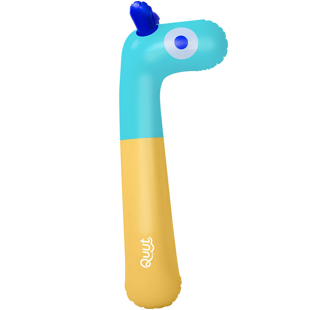 quut opblaasbaar speelfiguur in de vorm van een blauw-gele giraffe.