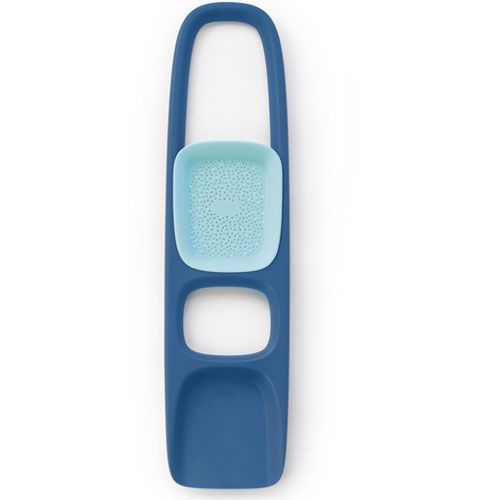 Quut donkerblauwe schep en zeef met lichtblauw zeefgedeelte op een witte achtergrond.