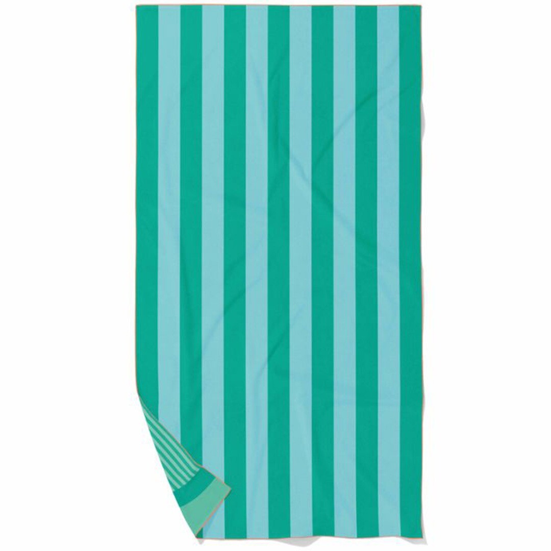 quut gestreepte strandhanddoek met verticale banen in twee tinten groen en blauw.
