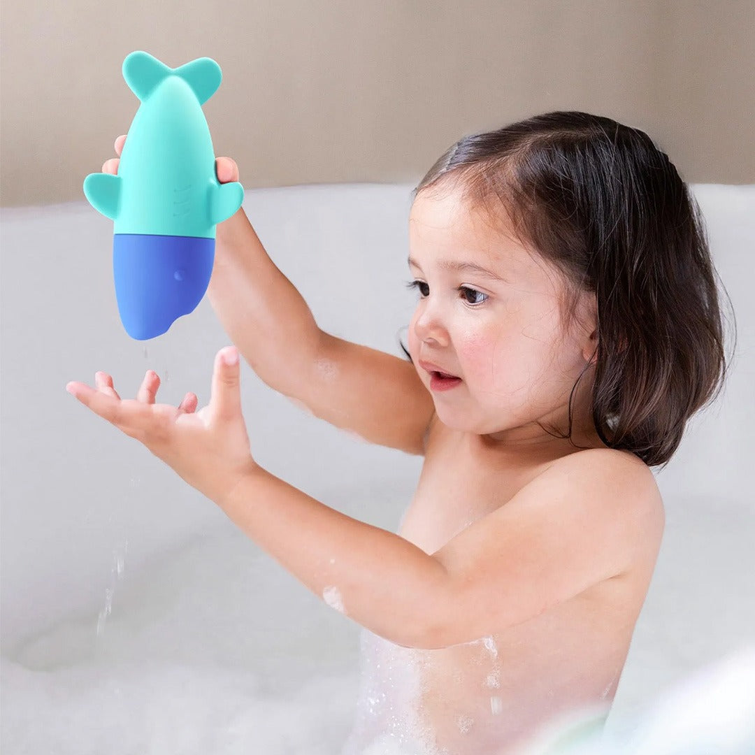 Een kind speelt in bad met de blauw-turquoise haai badspeelgoed sproeier.