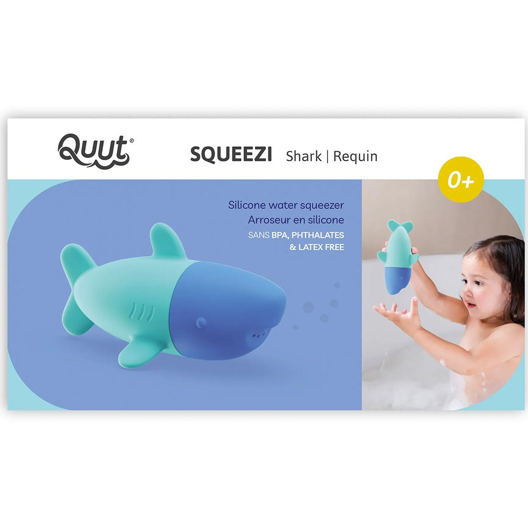 Verpakking van de Quut Squeezi haai badspeelgoed sproeier met productinformatie en een kind dat ermee speelt.