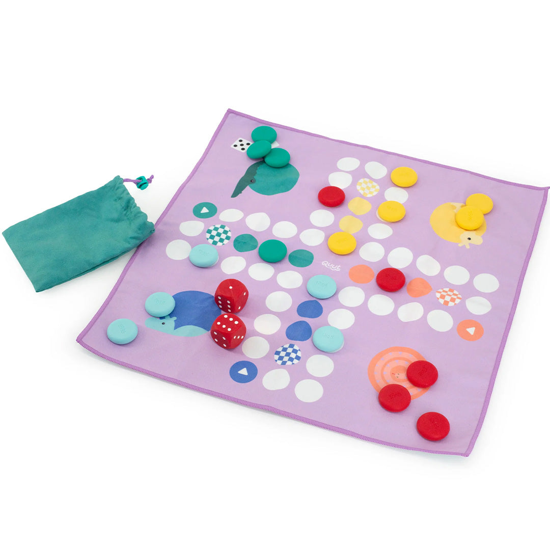 quut reisspel met paardenthema, een paardenracebordspel met dobbelstenen en speelstukken op een paarse stoffen mat, naast een teal zakje.