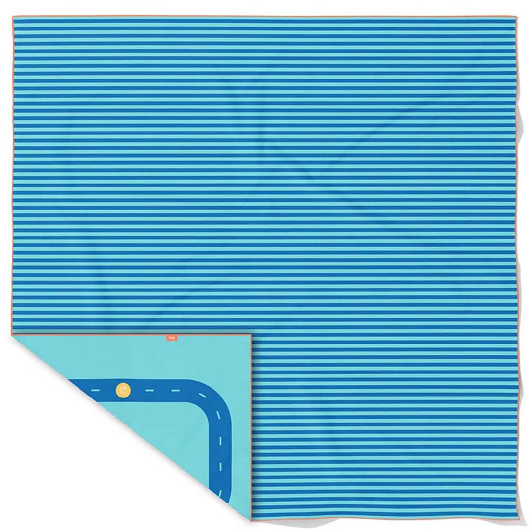 quut speelhanddoek met een blauw gestreept patroon en een gevouwen hoek die een wegenpatroon toont.