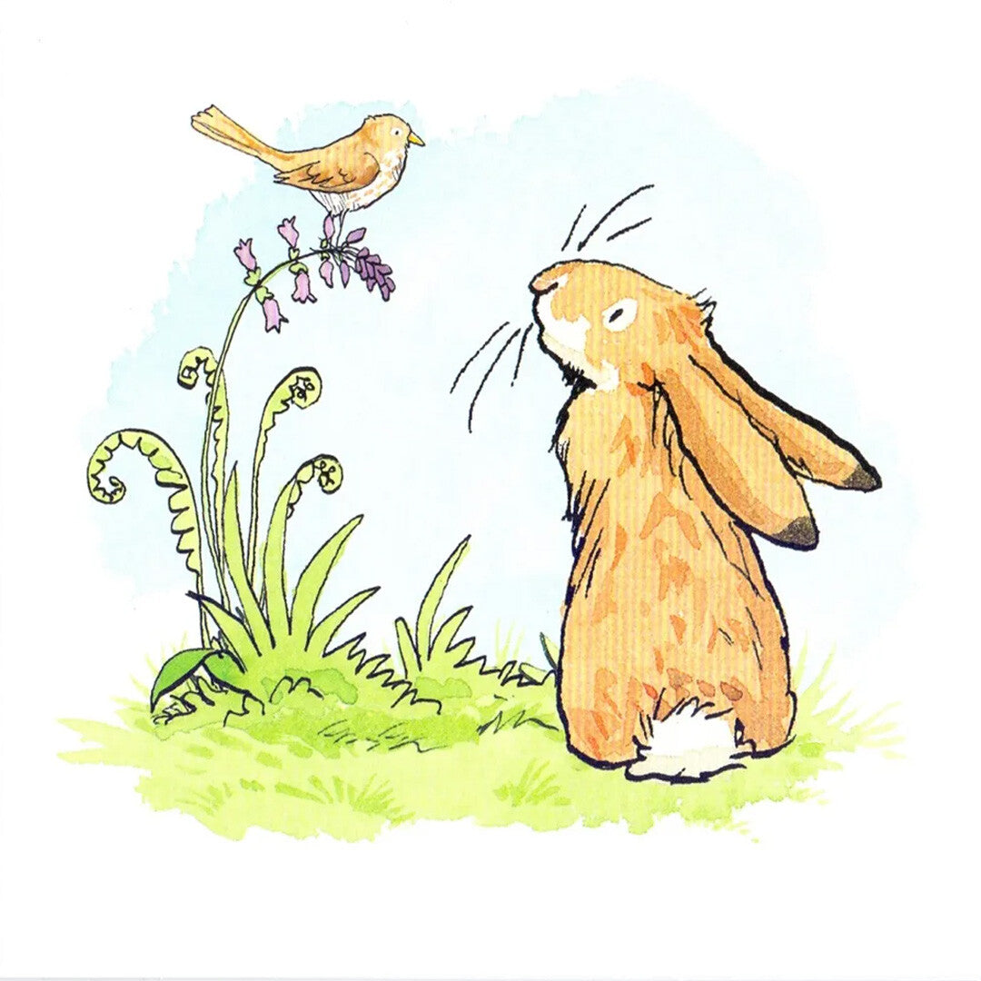 Geïllustreerde wenskaart met een bruine haas die naar een vogel op een bloem kijkt.