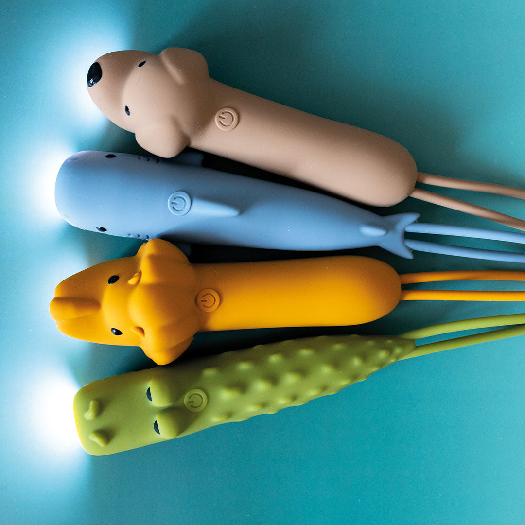 Vier brandende siliconen zaklampen in de vorm van een beer, haai, olifant en krokodil liggen naast elkaar.