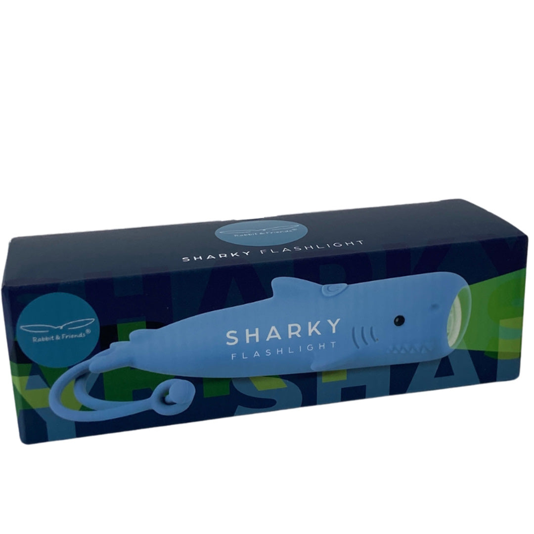De verpakking van de Rabbit & Friends Sharky Flashlight, met een afbeelding van de blauwe haai zaklamp.