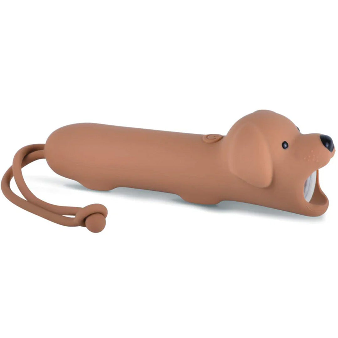 Rabbit & Friends bruine hond zaklamp op een witte achtergrond.
