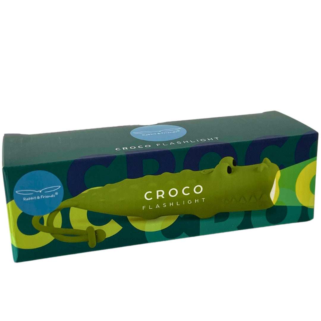 De groene rabbit & friends krokodil zaklamp in de productverpakking.