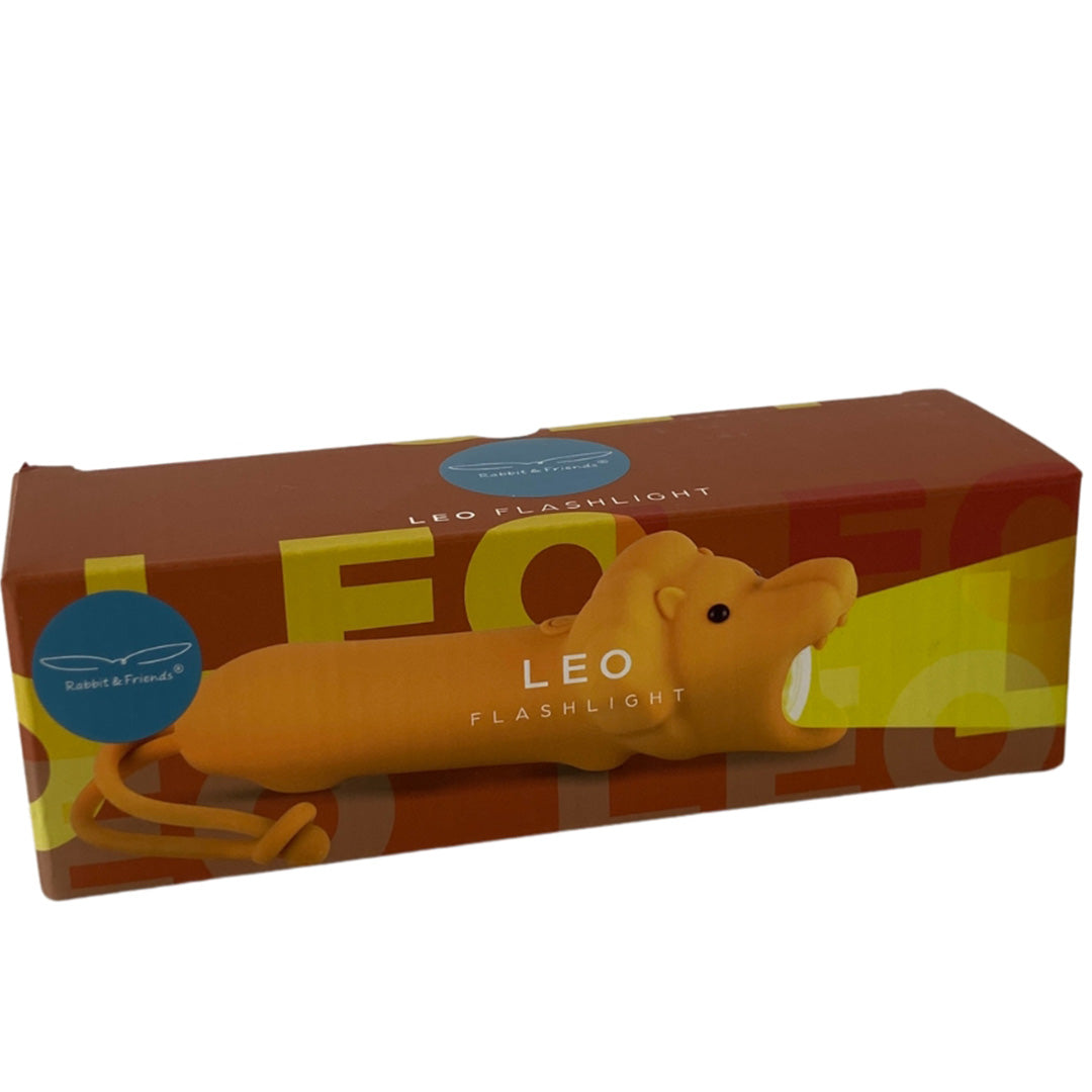 De verpakking van de rabbit & friends leeuw zaklamp met de zaklamp ernaast.