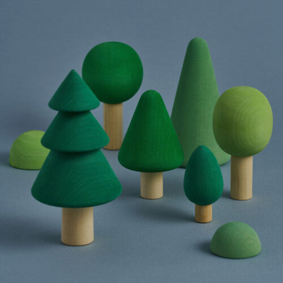 raduga grëz set van acht houten speelgoedbomen en struiken in diverse groene vormen op een grijze ondergrond.