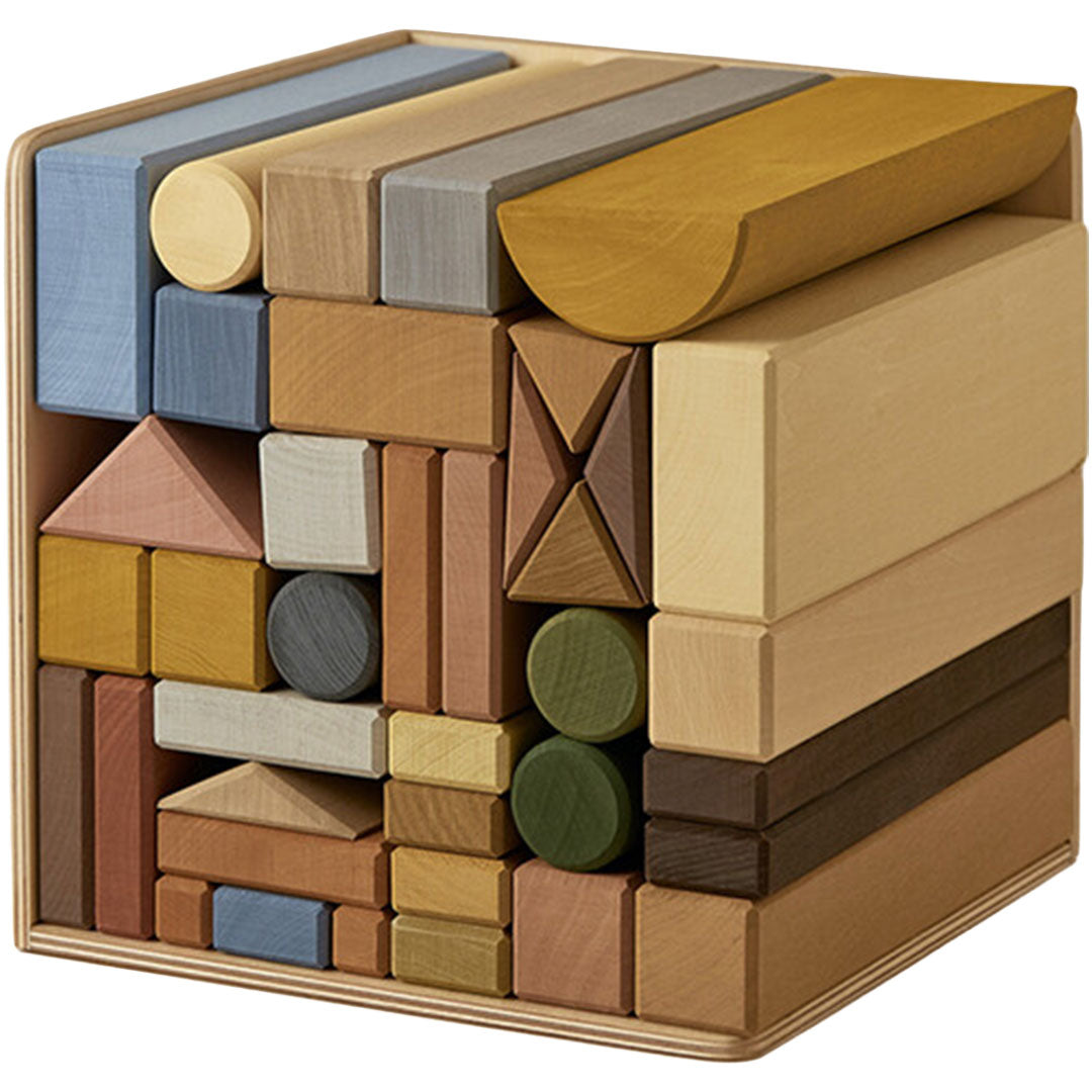 Raduga Grëz houten bouwblokken 'City in a Box' netjes opgeborgen in een houten kist.