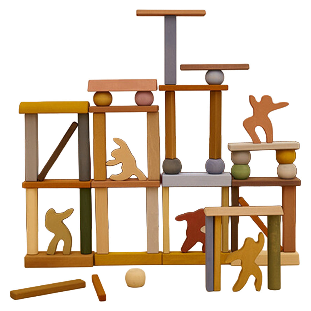 Een constructie van Raduga Grëz houten bouwblokken en houten figuurtjes.