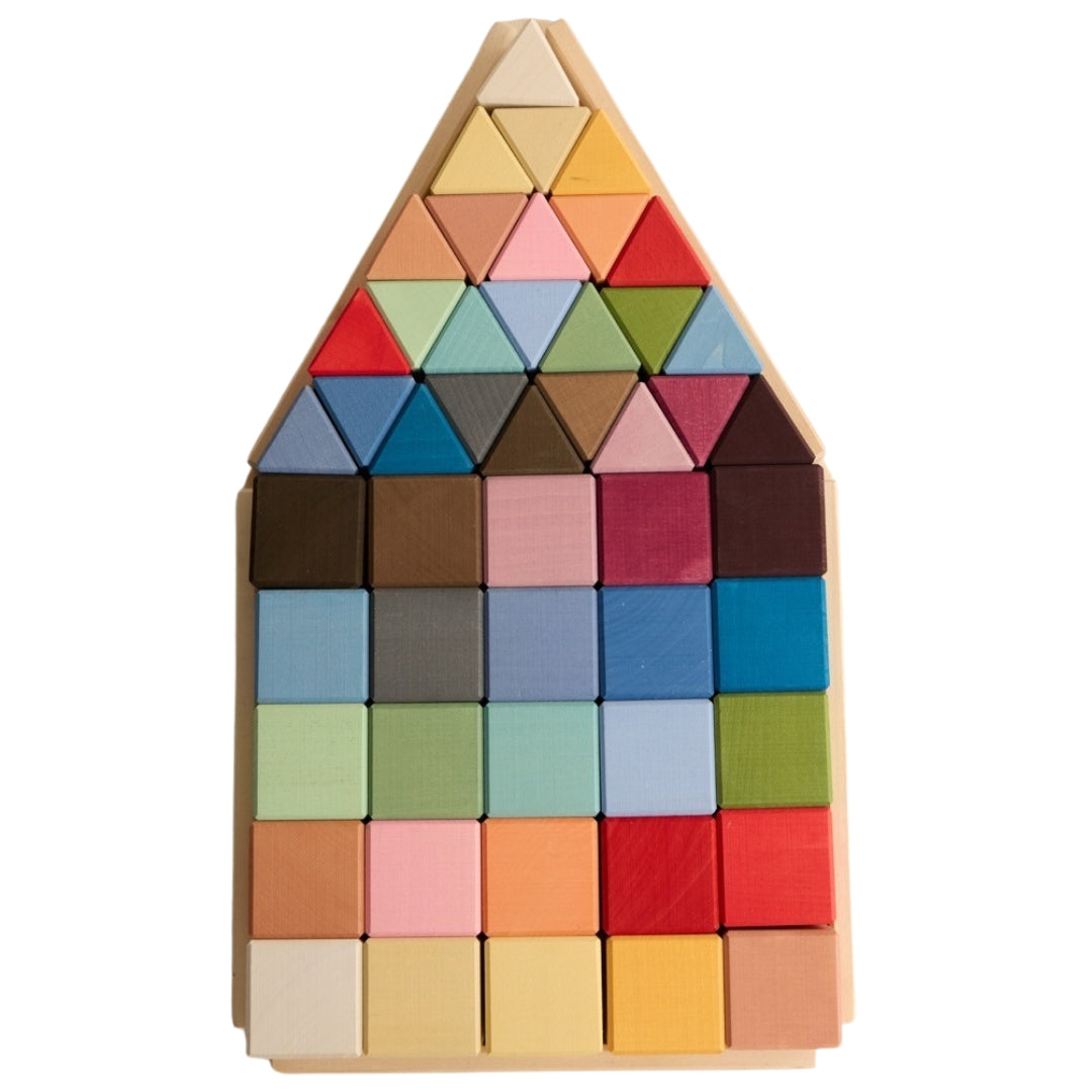Raduga Grëz houten bouwblokken set in een houten huisvormige tray, met veelkleurige vierkante en driehoekige blokken.