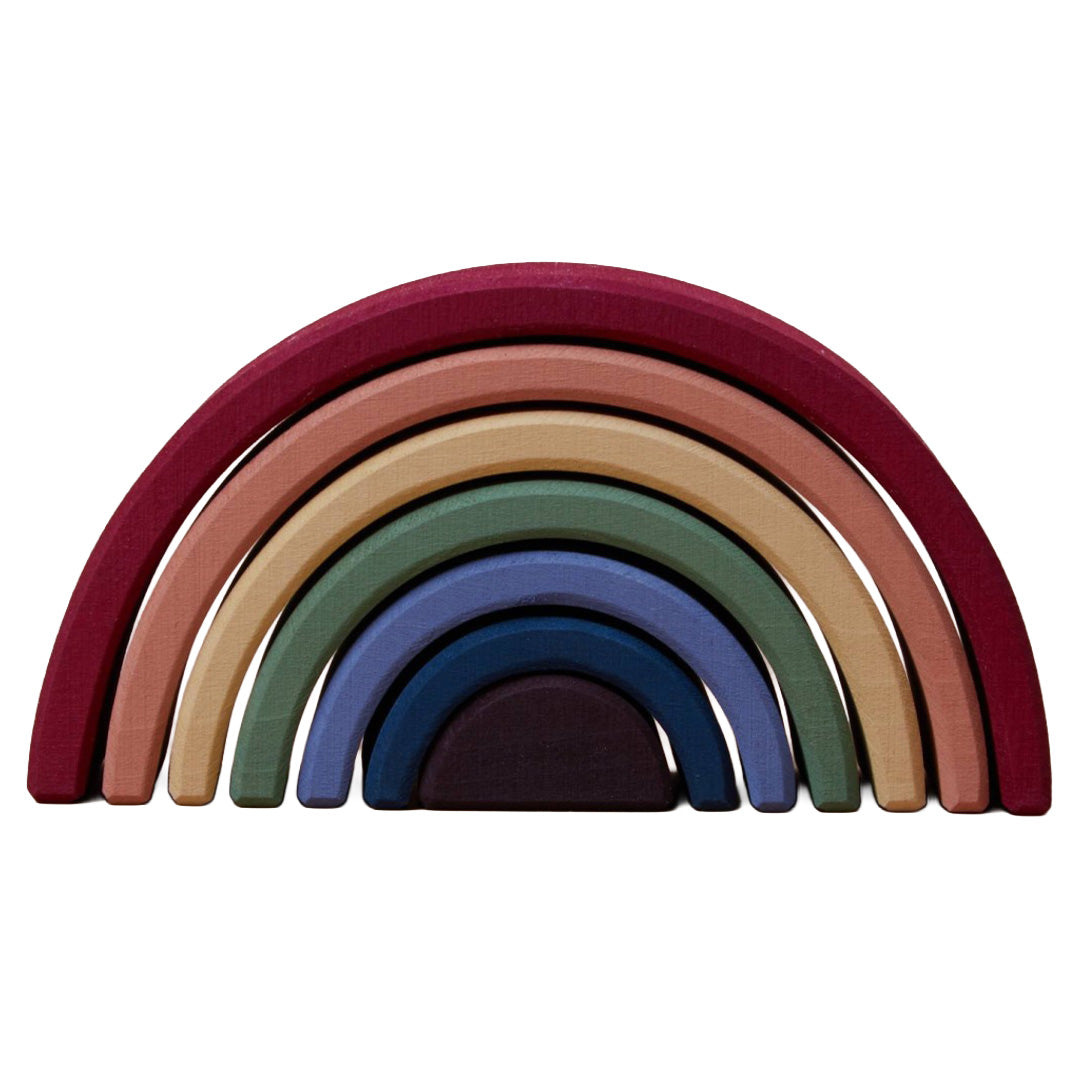 Raduga Grëz houten regenboog stapeltoren met alle bogen netjes in elkaar gestapeld.