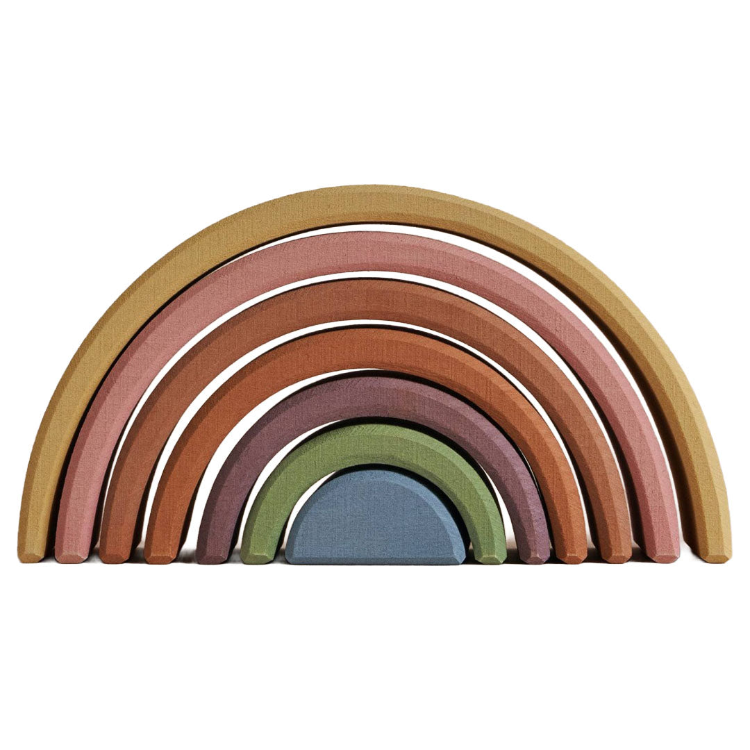 Raduga Grëz houten stapelregenboog in pastelkleuren, van voren gezien.