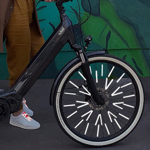Detail van een fietsvoorwiel met Rainette spaakreflectoren op de spaken.