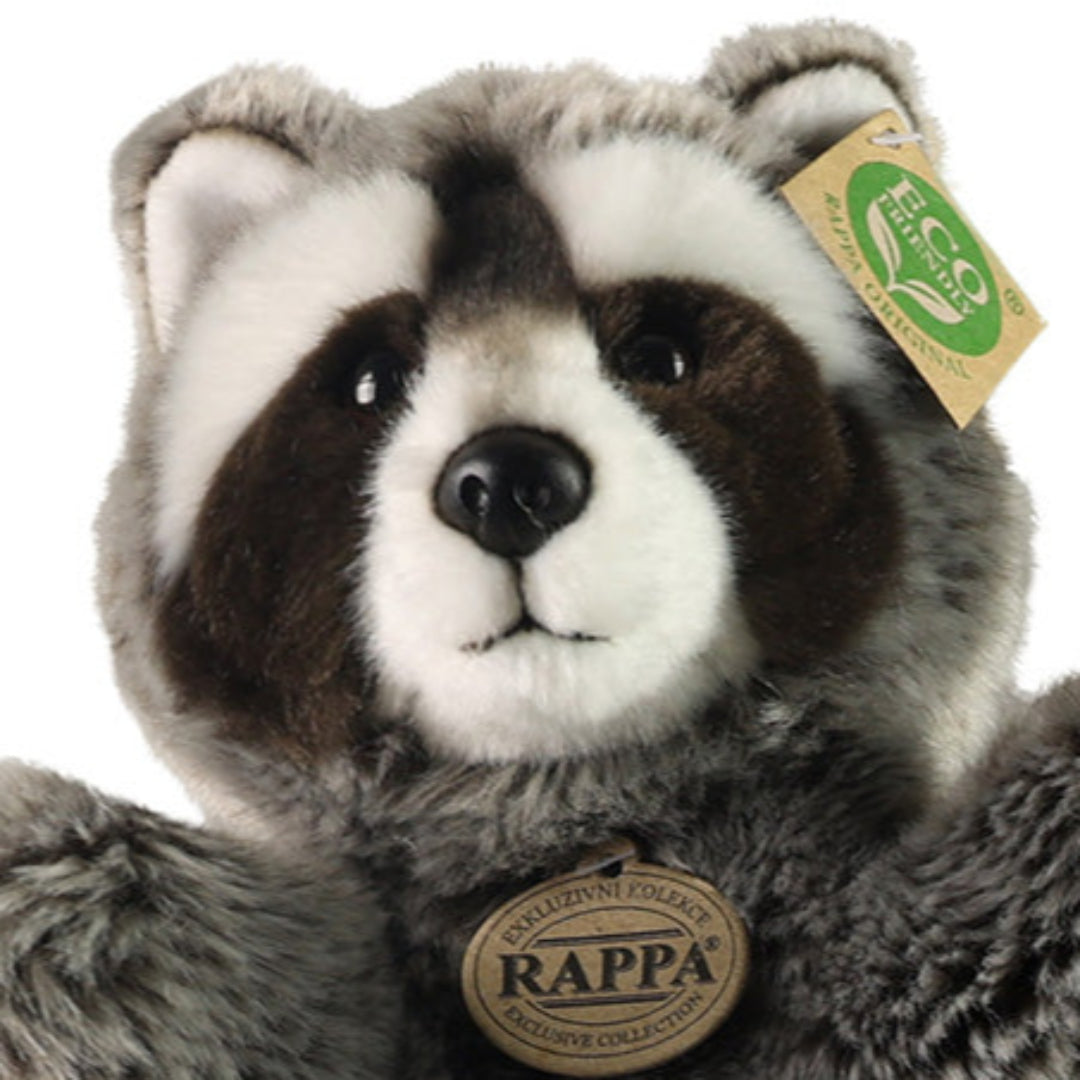 Close-up van het gezicht van de Rappa handpop wasbeer met productlabels.
