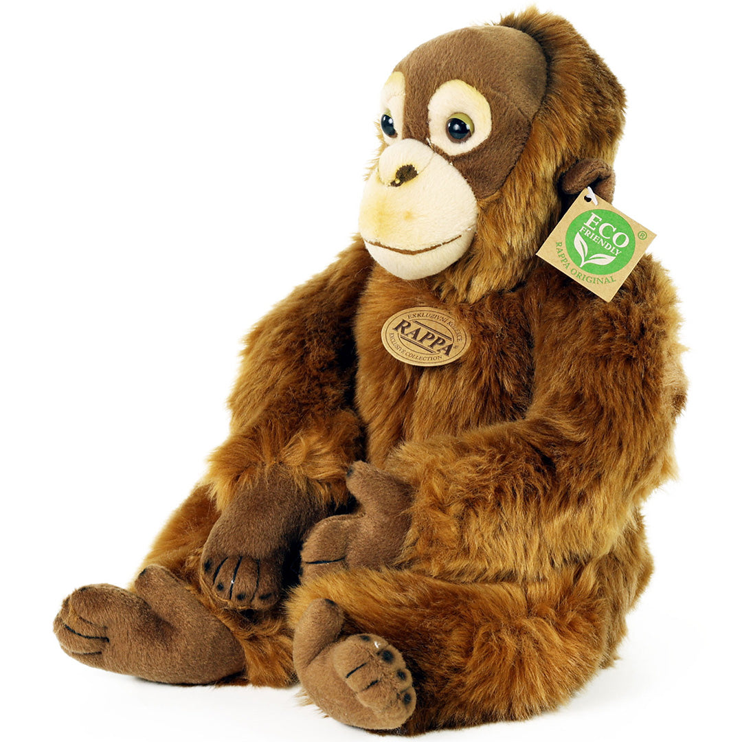 Rappa pluchen orang-oetan knuffel, zittend en schuin van voren gefotografeerd.