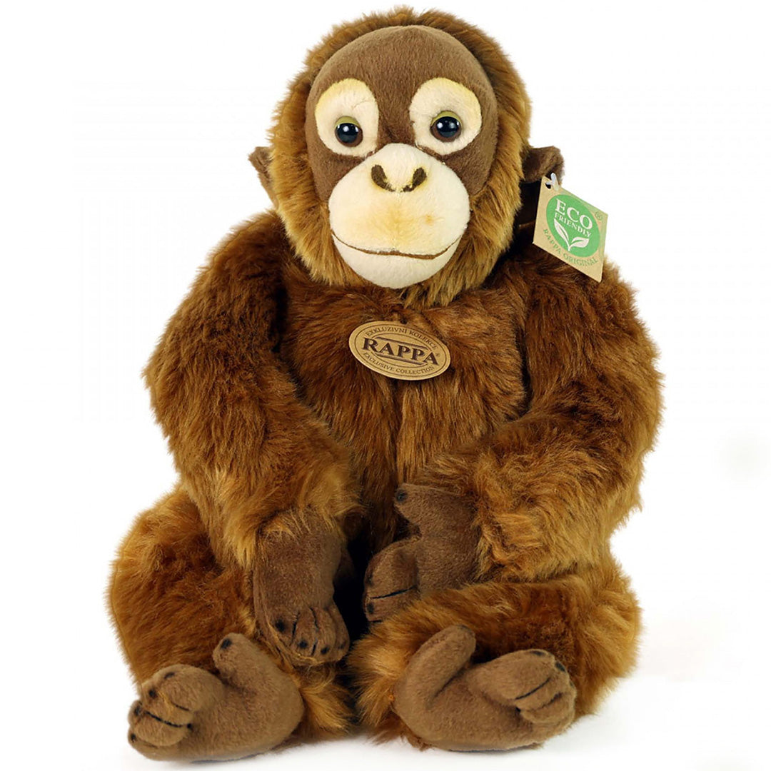 Rappa pluchen orang-oetan knuffel, zittend en recht van voren gefotografeerd.