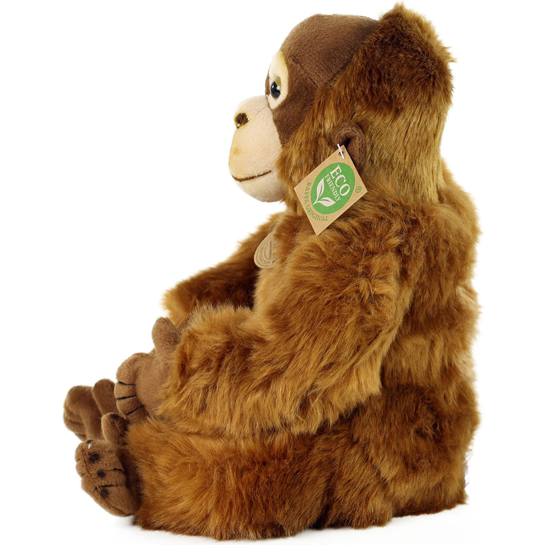 Rappa pluchen orang-oetan knuffel, zittend en van de linkerzijkant gefotografeerd.