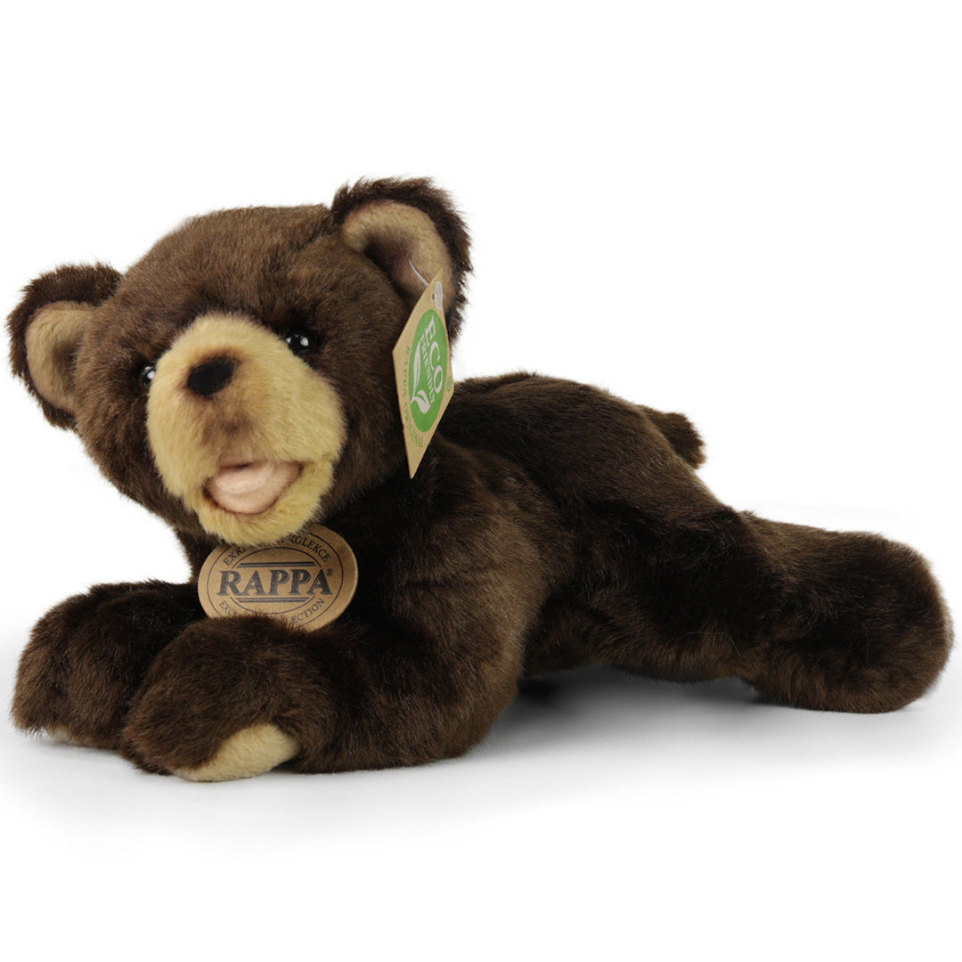 Rappa knuffelbeer, bruin, liggend op de buik met labels zichtbaar.