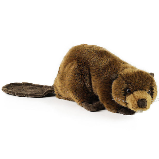 Rappa pluchen bever knuffel, liggend op een witte achtergrond.