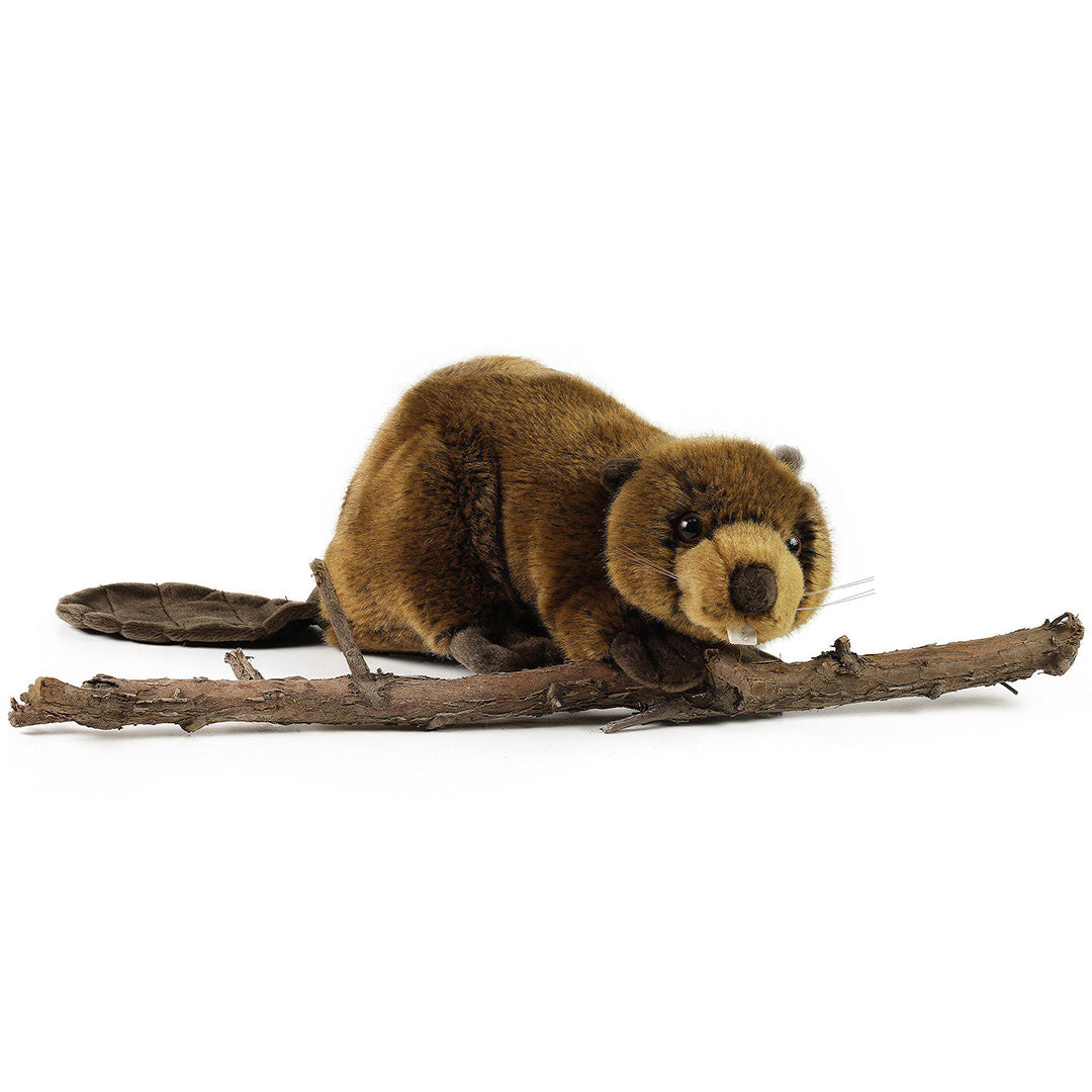 Rappa pluchen bever knuffel liggend op een houten tak.