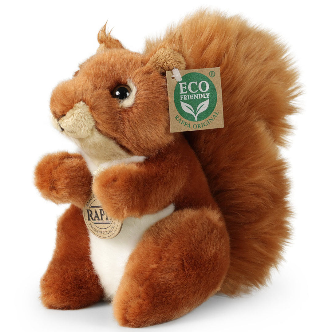 Rappa knuffeleekhoorn, schuin gefotografeerd, met een 'eco friendly' label aan zijn oor.