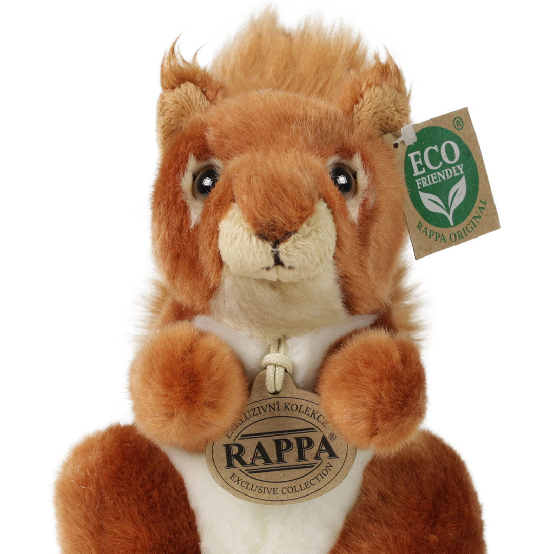 Close-up van de Rappa knuffeleekhoorn, met een merklabel op de borst en een 'eco friendly' label aan het oor.