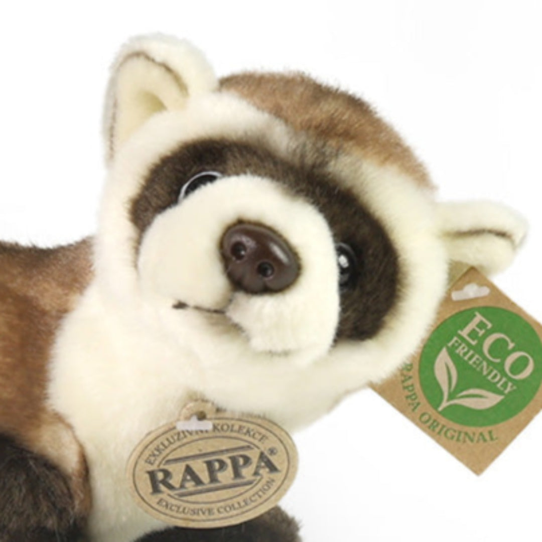 Detailopname van de kop van de Rappa pluchen fret knuffel, met de neus en labels duidelijk zichtbaar.