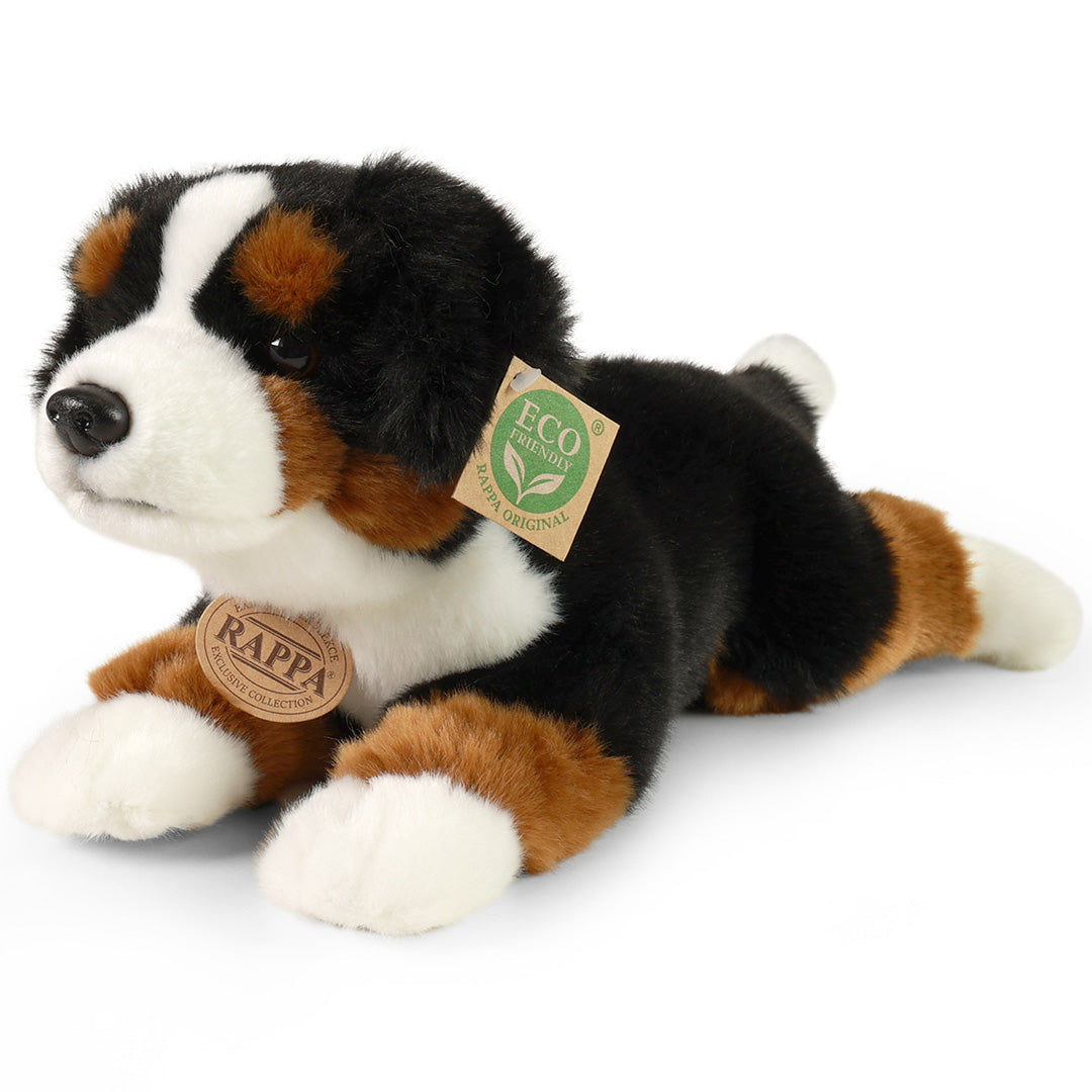 Rappa pluchen Berner Sennen hond liggend, schuin van voren gezien.