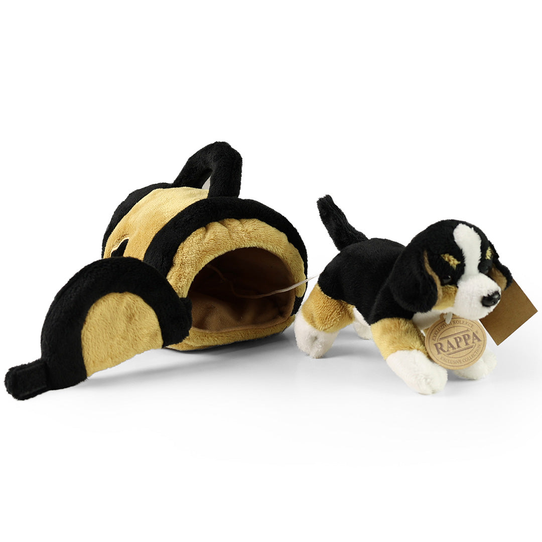 Rappa knuffelhond in de vorm van een Berner Sennen staat naast zijn open pluchen draagtas.