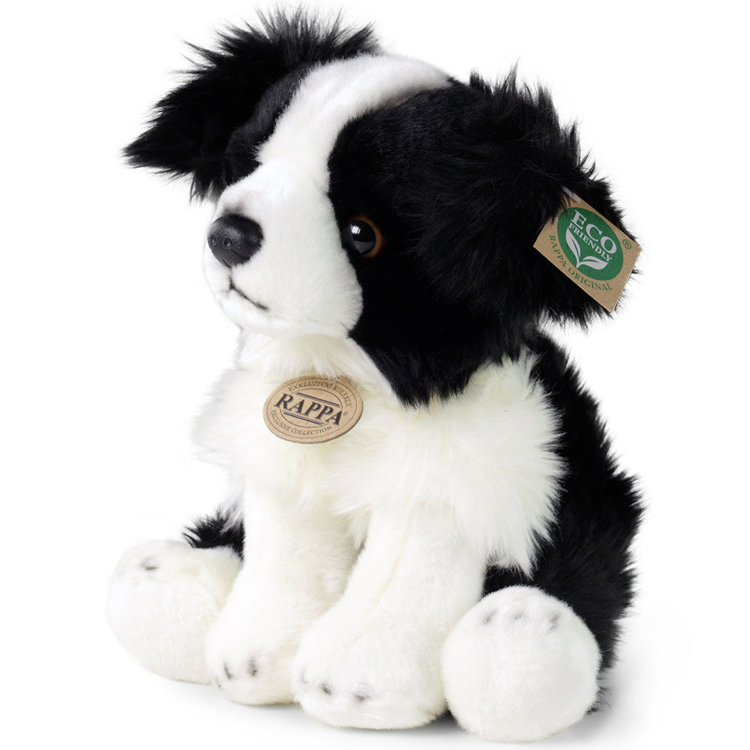 Rappa pluchen Border Collie hond, zittend en schuin van voren gefotografeerd.